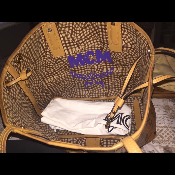 Large mcm purse comes with dust bag and clutch - Picture 4 of 7